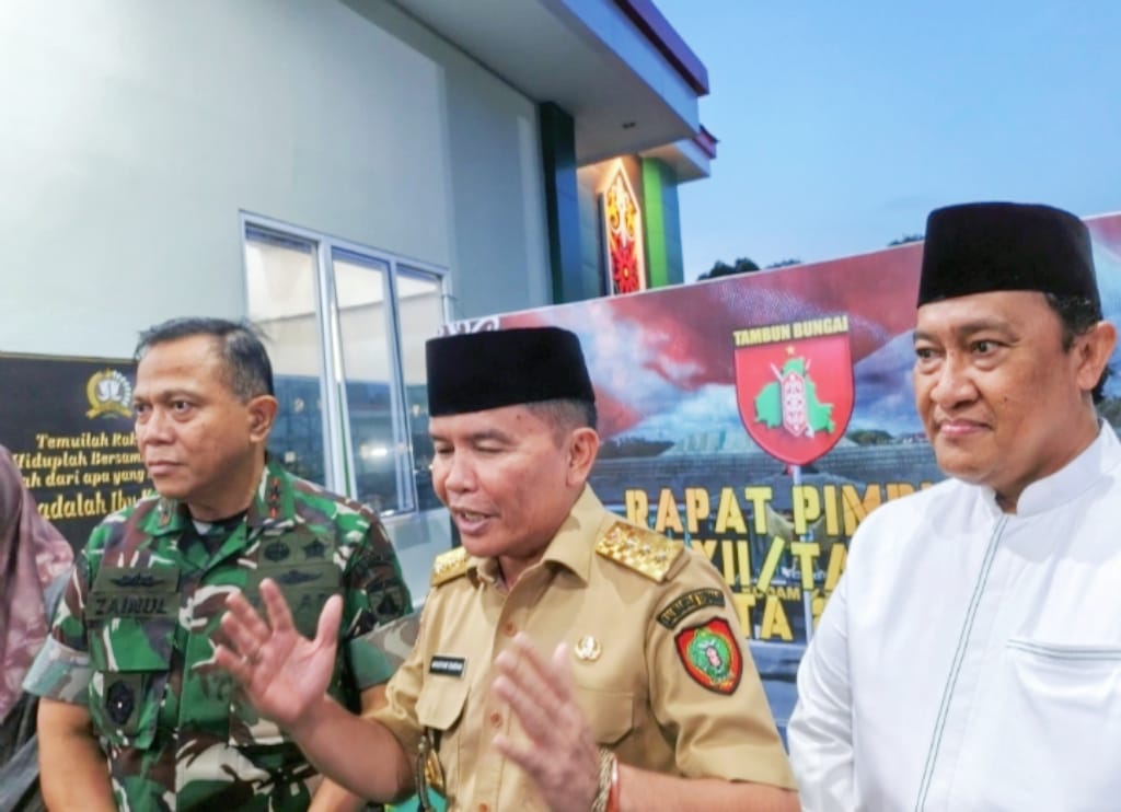 Gubernur Kalteng, H. Agustiar Sabran saat di wawancara awak media dalam kegiatan silaturahmi