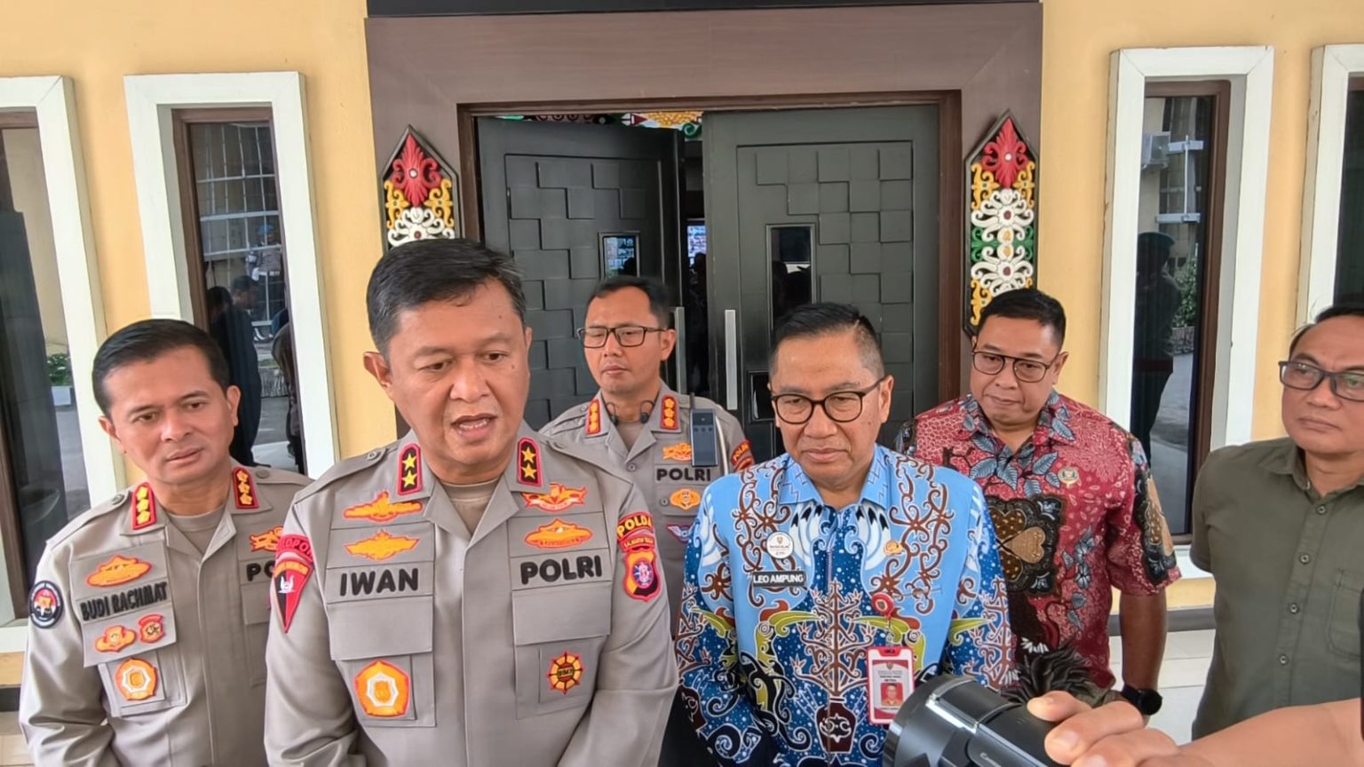 Kapolda Kalteng, Irjen Pol. Iwan Kurniawan saat diwawancarai awak media setelah kegiatan Rakoor Lintas Sektoral
