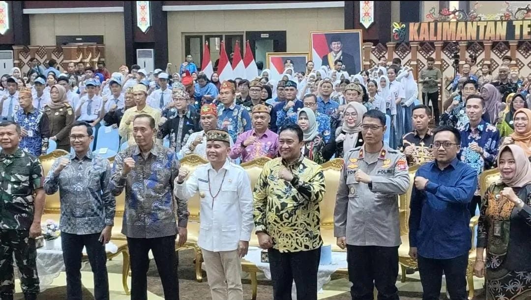 Gubernur Kalteng, H. Agustiar Sabran foto bersama selesai kegiatan.