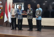 Kepala Kantor Wilayah Kementerian Hukum Kalteng, Hajrianor saat penandatanganan PKS di Aula Mentaya Kantor Kemenkum Kalteng