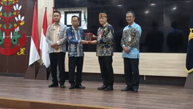 Kepala Kantor Wilayah Kementerian Hukum Kalteng, Hajrianor saat penandatanganan PKS di Aula Mentaya Kantor Kemenkum Kalteng