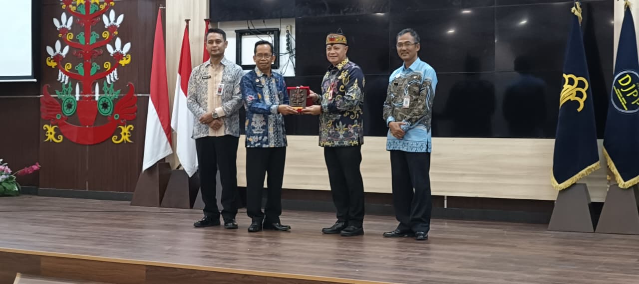 Kepala Kantor Wilayah Kementerian Hukum Kalteng, Hajrianor saat penandatanganan PKS di Aula Mentaya Kantor Kemenkum Kalteng