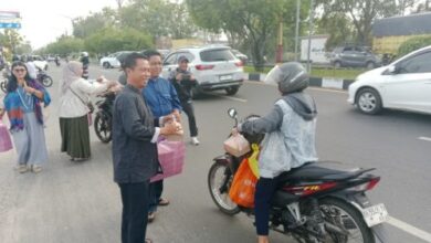 Pengurus PWI Kalteng bersama IKWI saat membagikan takjil gratis kepada masyarakat