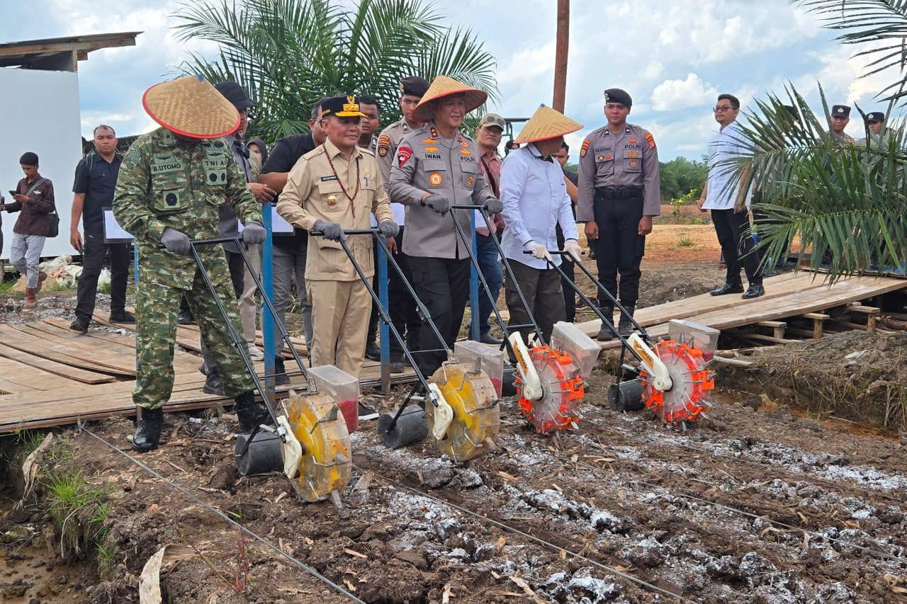 Gubernur H. Agustiar Sabran saat mengikuti kegiatan Tanam Raya Serentak Kuartal I Tahun 2026