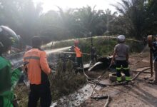 Petugas ketika melakukan pemadaman terhadap warung yang terbakar di wilayah Sabangau