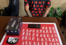 Tersangka dan barang bukti yang berhasil diamankan petugas kepolisian