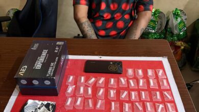 Tersangka dan barang bukti yang berhasil diamankan petugas kepolisian