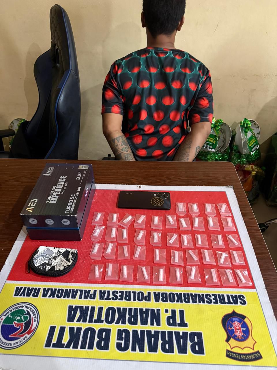 Tersangka dan barang bukti yang berhasil diamankan petugas kepolisian