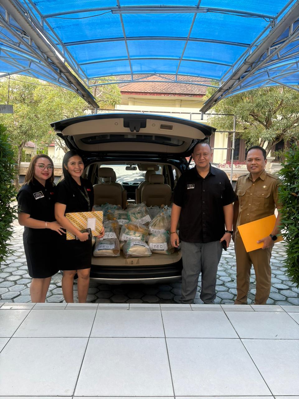Hotel NEO Palangka Raya Salurkan Ratusan Paket Sembako