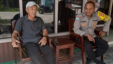 SOSIALISASI: Bhabinkamtibmas Kelurahan Panarung, Aiptu Edy Prayitno, menggelar sosialisasi kepada warga binaannya terkait bahaya berbagai aksi tindak kriminal, Rabu (11/3/2026).