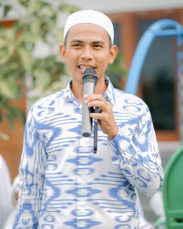 Ketua Dewan Kemakmuran Masjid (DKM) Natabel Jannah, Ustadz Azizurrahman