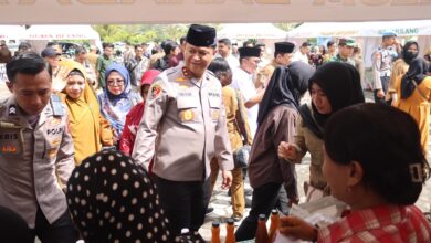 Kapolda Kalteng Irjen Pol Iwan Kurniawan pada saat berada di Pasar Murah di kawasan Masjid Darussalam Jalan G Obos
