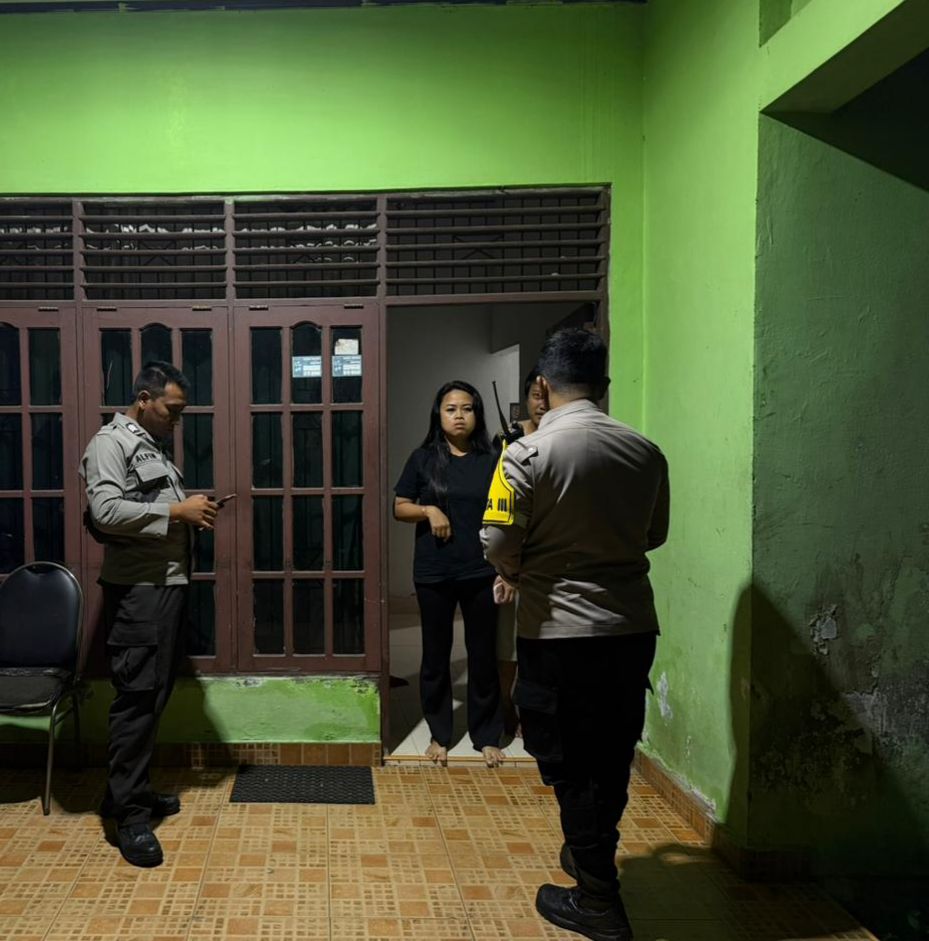 Petugas kepolisian ketika merespon perselisihan rumah tangga di Jalan Bukit Keminting