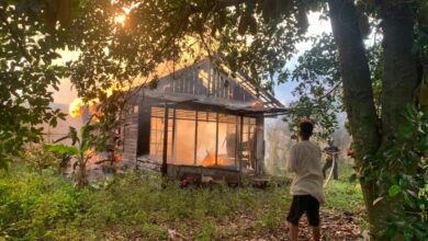 Petugas ketika melakukan pemadaman satu unit rumah di Gang Pahlawan