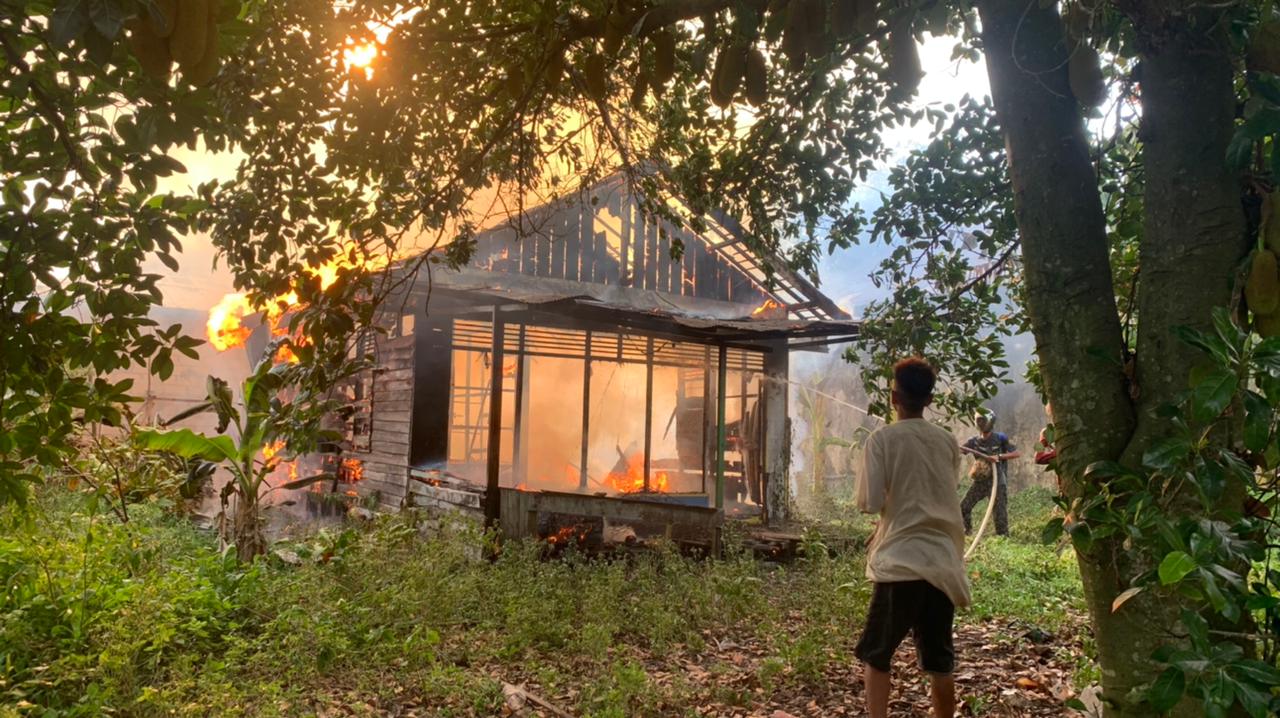 Petugas ketika melakukan pemadaman satu unit rumah di Gang Pahlawan