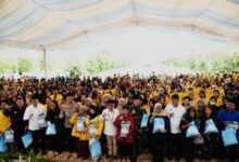 Gubernur Kalteng, H. Agustiar Sabran foto bersama mahasiswa di kegiatan Pasar Murah Spesial Ramadan yang digelar di Halaman Istana Isen Mulang, Rumah Jabatan Gubernur