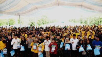 Gubernur Kalteng, H. Agustiar Sabran foto bersama mahasiswa di kegiatan Pasar Murah Spesial Ramadan yang digelar di Halaman Istana Isen Mulang, Rumah Jabatan Gubernur