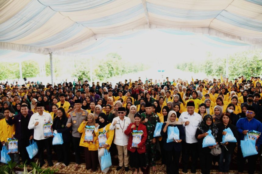 Gubernur Kalteng, H. Agustiar Sabran foto bersama mahasiswa di kegiatan Pasar Murah Spesial Ramadan yang digelar di Halaman Istana Isen Mulang, Rumah Jabatan Gubernur