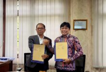 SINERGI: Direktur Utama Bank Kalteng, Maslipansyah foto bersama Rektor UPR, Salampak