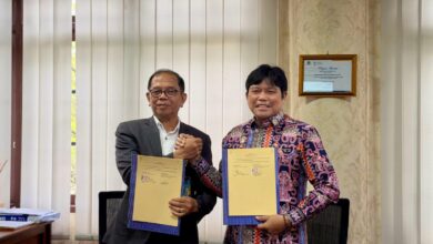 SINERGI: Direktur Utama Bank Kalteng, Maslipansyah foto bersama Rektor UPR, Salampak