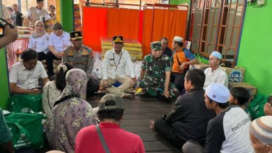 Gubernur Kalteng, H. Agustiar Sabran, saat meninjau sekaligus memberikan bantuan berupa paket sembako, peralatan tidur, hingga mendirikan umum bagi warga korban terdampak kebakaran