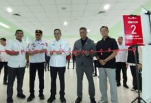 Plt. Sekda Kalteng, Leonard S Ampung foto bersama jajaran managemen Wings Air