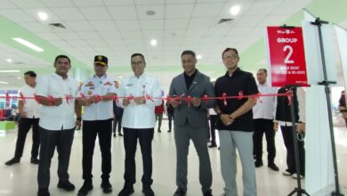 Plt. Sekda Kalteng, Leonard S Ampung foto bersama jajaran managemen Wings Air