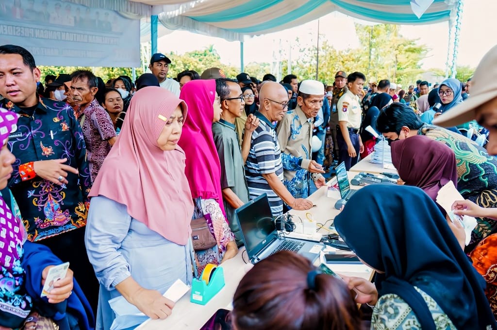 Antusiasme masyarakat pada kegiatan penyaluran bantuan pangan periode Februari - Maret 2026