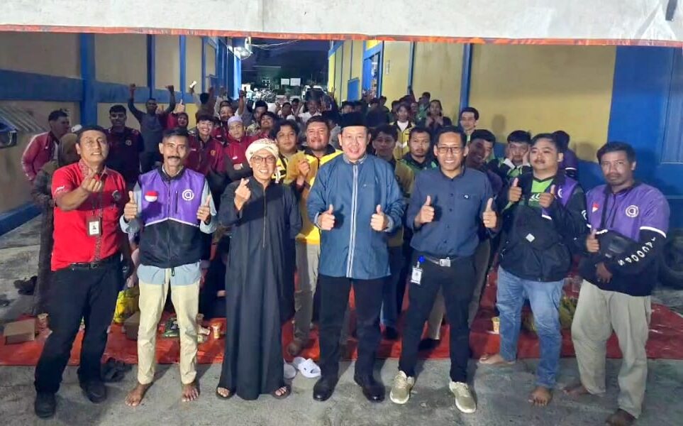 Owner PT. Borneo Halim Group, Hartono Halim foto bersama dalam kegiatan silaturahmi dan bukber komunitas ojol dan anak panti asuha