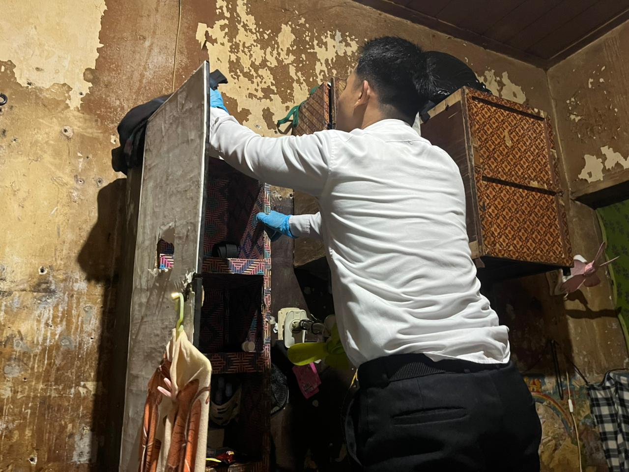 Petugas ketika melakukan razia blok hunian Rutan Palangka Raya