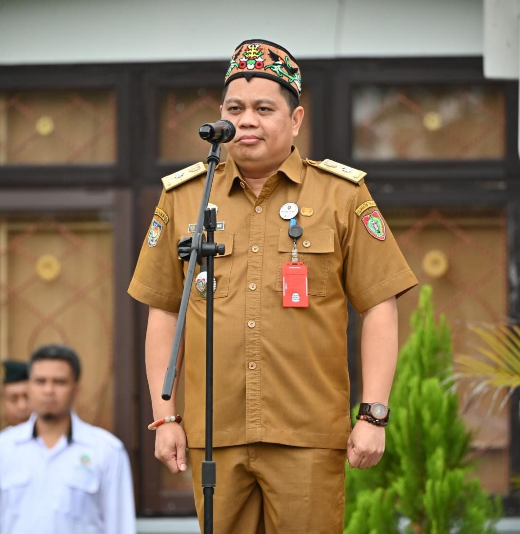 Kepala Dishutkan Prov. Kalteng, H. Agustan Saining saat memimpin upacara peringatan Hari Rimbawan di kawasan Balai Taman Nasional Sebangau