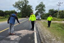 Petugas kepolisian pada saat melakukan olah TKP di Jalan Tjilik Riwut Km 18