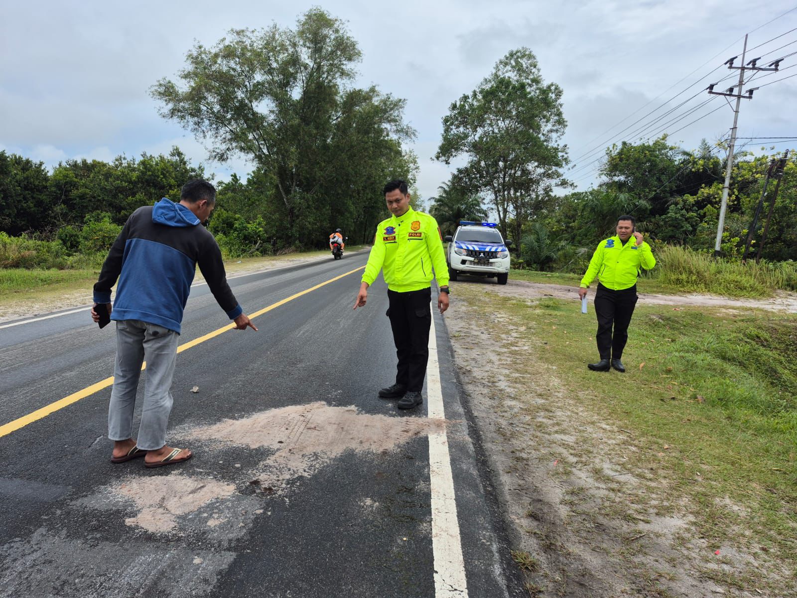 Petugas kepolisian pada saat melakukan olah TKP di Jalan Tjilik Riwut Km 18