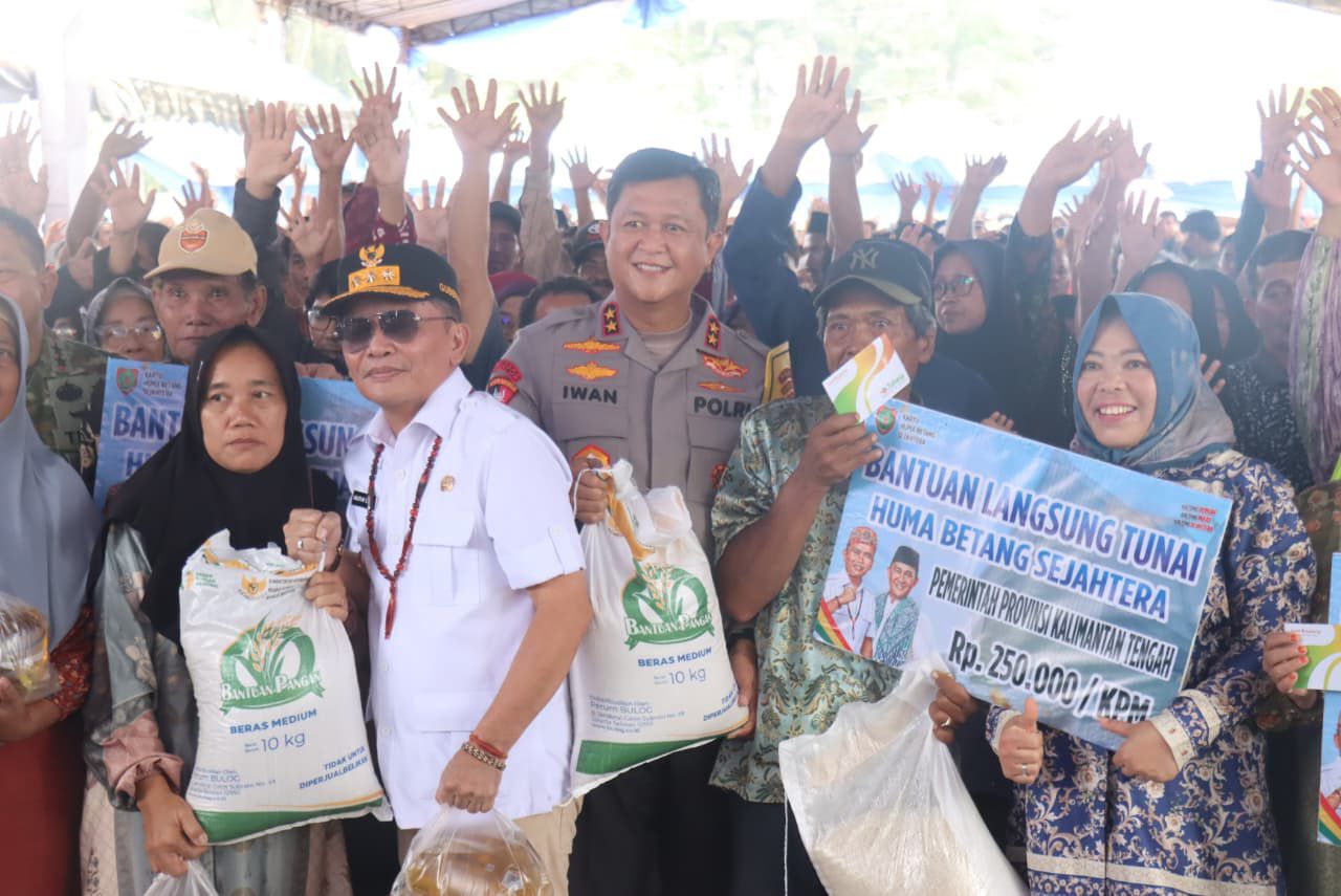 Kapolda Kalteng Irjen Pol Iwan Kurniawan mendampingi Gubernur Kalteng H Agustiar Sabran