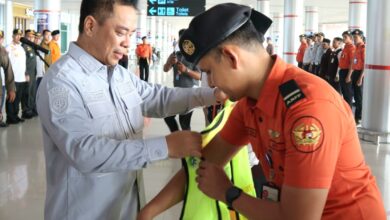 Kadishub Kalteng Yulindra Dedy saat menyematkan rompi kepada petugas pada Apel Pembukaan Posko Monitoring Angkutan Udara Lebaran 1447 H/2026 di Bandara Tjilik Riwut, Palangka Raya
