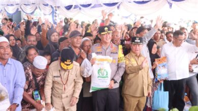 Penyaluran bantuan kepada warga Kabupaten Kotawaringin Timur