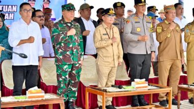 Gubernur Kalimantan Tengah H. Agustiar Sabran saat menyalurkan berbagai bantuan bagi masyarakat Kabupaten Seruyan menjelang Hari Raya Idulfitri dan Nyepi