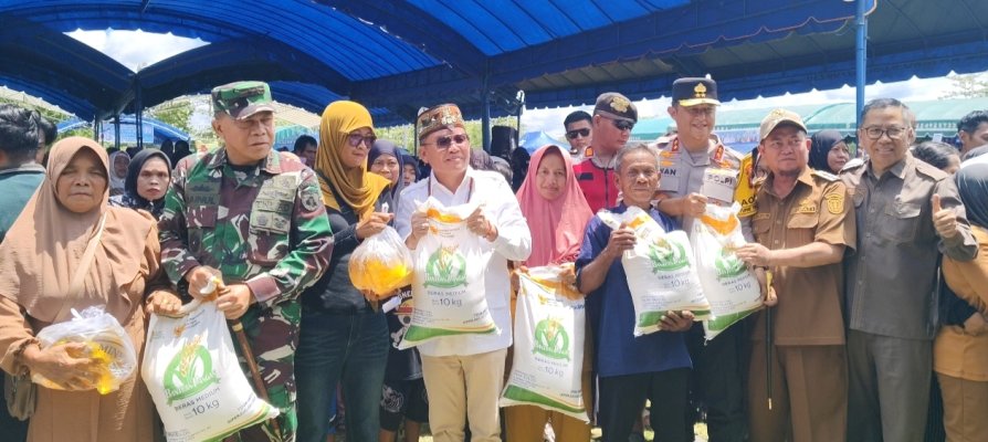 Gubernur Kalteng, H. Agustiar Sabran saat membuka kegiatan Pasar Murah dan Gerakan Pangan Murah