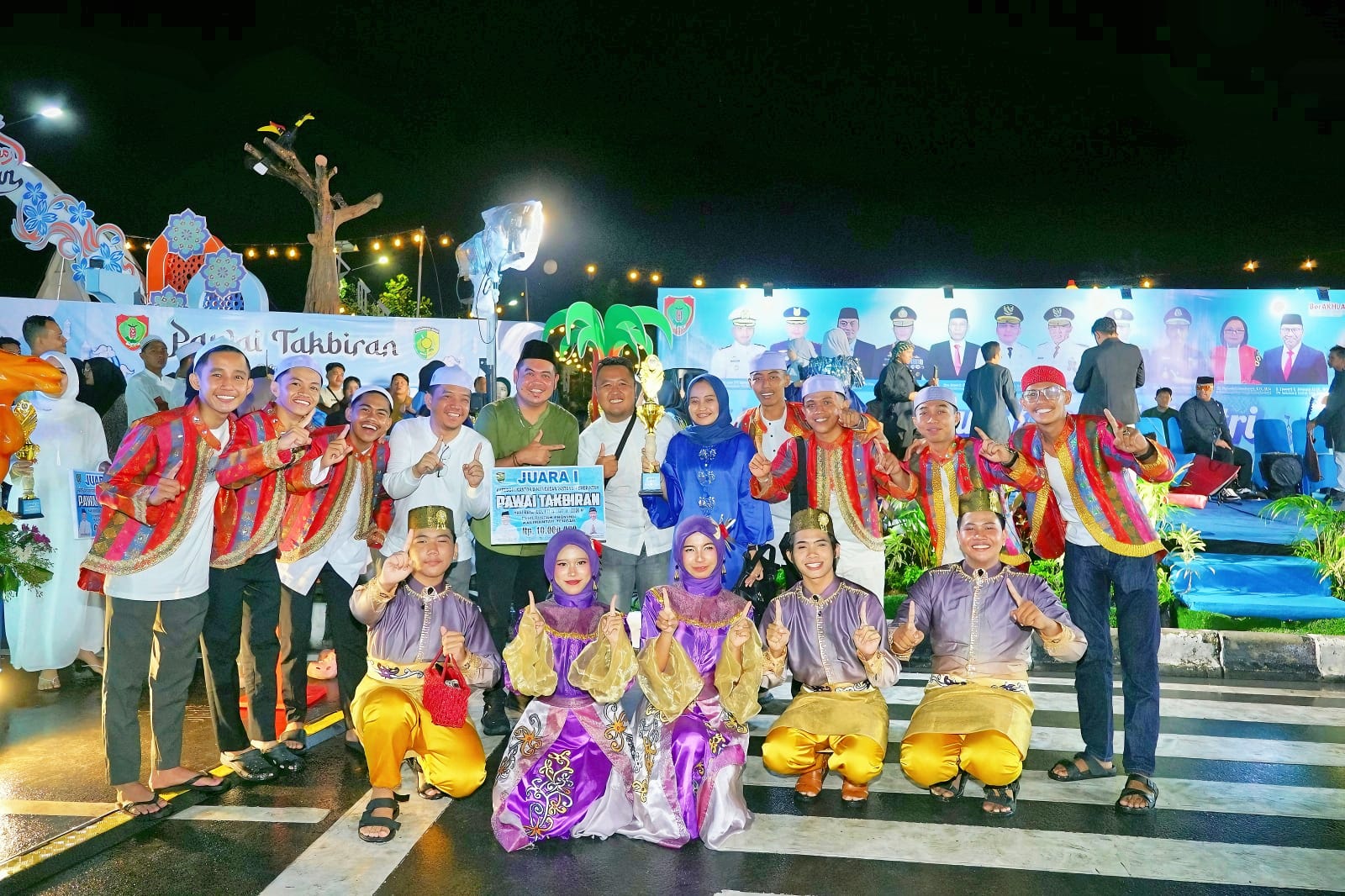 PT. Bank Kalteng foto bersama setelah meraih Juara I pada kategori Dinas/Instansi Pemerintah dalam ajang Pawai Takbiran Hari Raya Idulfitri 1447 Hijriah tingkat Provinsi Kalimantan Tengah
