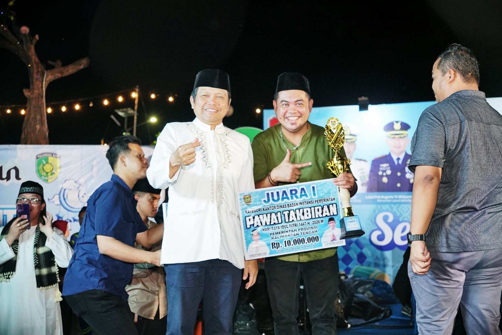 PRESTASI: PT. Bank Kalteng foto bersama setelah meraih Juara I