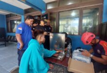 Petugas damkar melakukan pelepasan cincin yang menyebabkan jari seorang warga membengkak