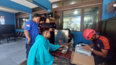 Petugas damkar melakukan pelepasan cincin yang menyebabkan jari seorang warga membengkak