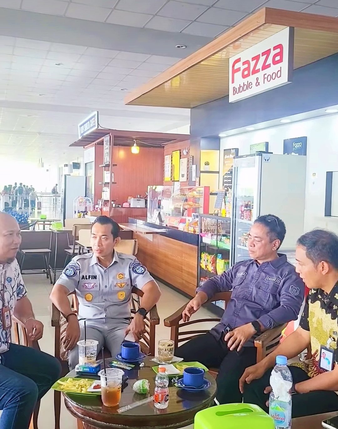 Kadishub Prov. Kalteng, Yulindra Dedy saat melaksanakan diskusi memastikan pelayanan transportasi aman dan nyaman melalui Coffe Break di di Bandara Tjilik Riwut
