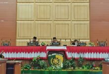 Wakil Walikota H. Acmad Zaini, Ketua DPRD H. Subandi dan Wakil Ketua DPRD Kota Palangka Raya Neni Adriani Lambung saat menghadiri rapat Rancangan Peraturan Daerah (Raperda)