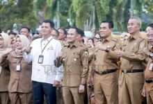 Wali Kota Palangka Raya Fairid Naparin saat berfoto bersama dengan ASN Pemko Palangka Raya