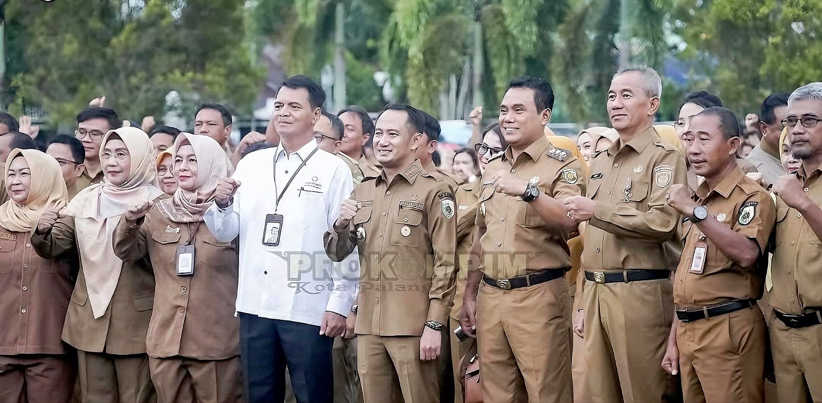 Wali Kota Palangka Raya Fairid Naparin saat berfoto bersama dengan ASN Pemko Palangka Raya