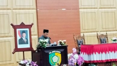 Wakil Wali Kota H. Achmad Zaini saat membacakan jawaban Wali Kota pada Rapat Paripurna ke-9