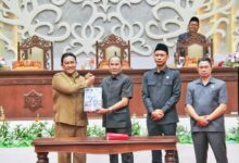 Wakil Gubernur Kalteng, Edy Pratowo saat menyerahkan LKPj kepada DPRD Provinsi Kalteng.