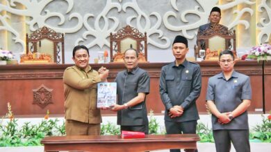Wakil Gubernur Kalteng, Edy Pratowo saat menyerahkan LKPj kepada DPRD Provinsi Kalteng.