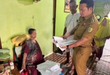 Lurah Langkai, Muhamad Abidin saat membesuk warganya yang sedang sakit,